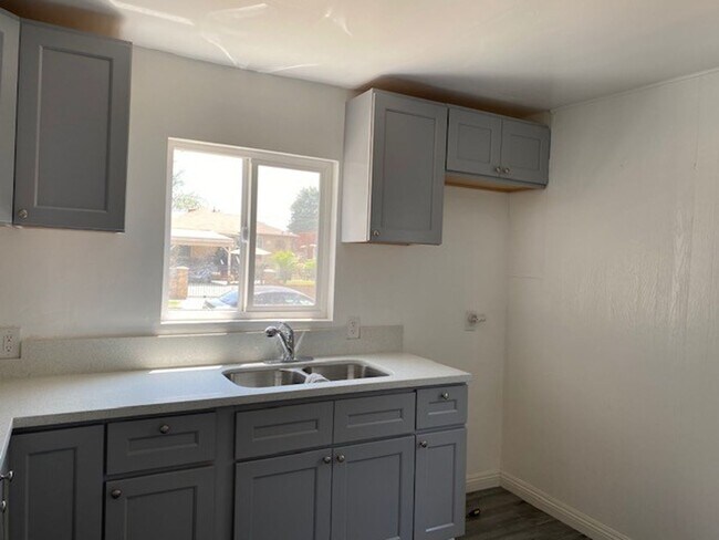 Building Photo - 862 GRAPE ST