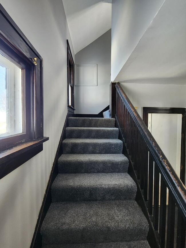 Building Photo - 3 Bedroom Home with 2 Car Detached Garage in East Moline