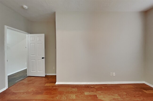Building Photo - 26905 Faircourt Dr