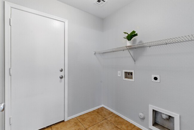 Building Photo - 11546 W Schleifer Dr