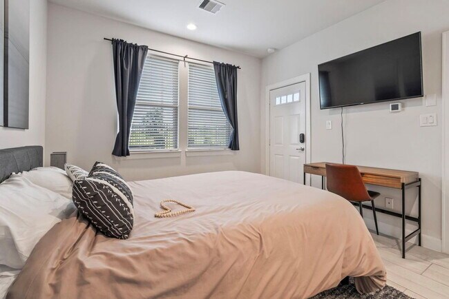 Building Photo - Great Opportunity! Modern three-story home located in the heart of EaDo, offering a well-designed...
