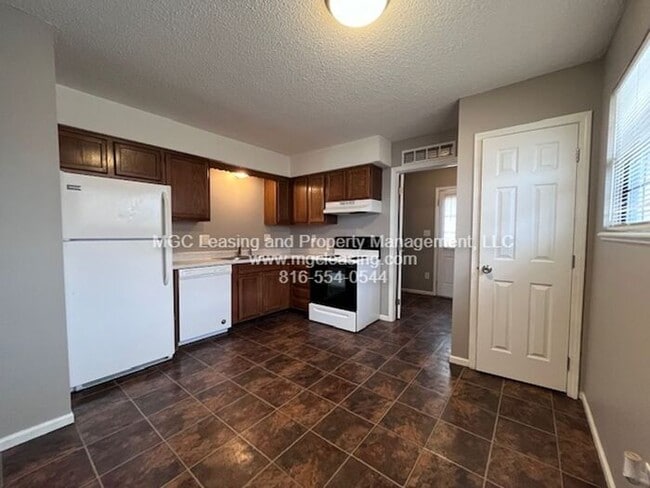 Building Photo - Comfortable 2-Bedroom Living in the Heart of Blue Springs