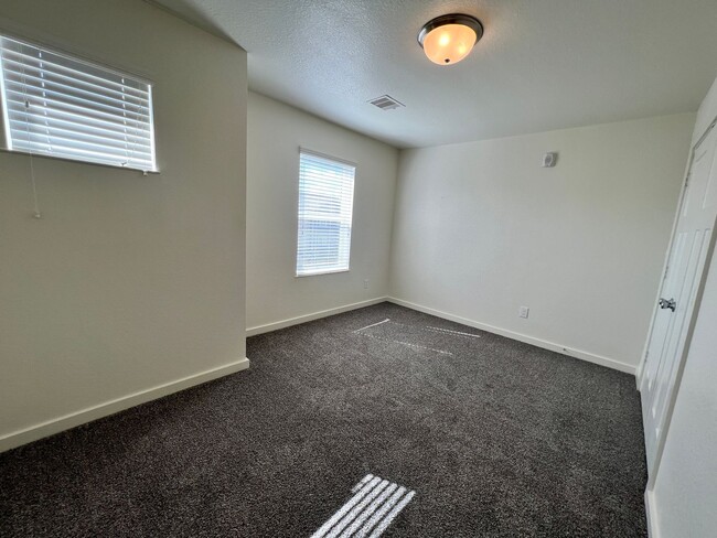 Building Photo - Bridgestone Crossing -3 bedroom 2.5 bath i...