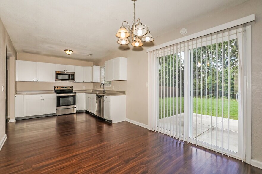 Building Photo - 304 E Pine Ridge Dr