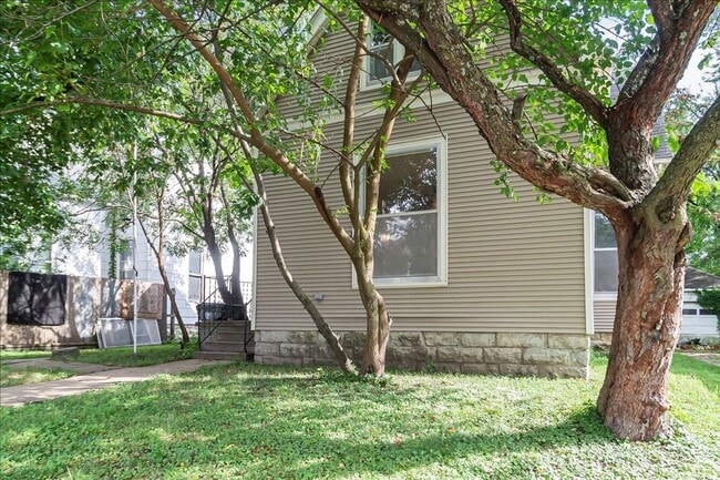 Building Photo - Spacious Updated Cottage