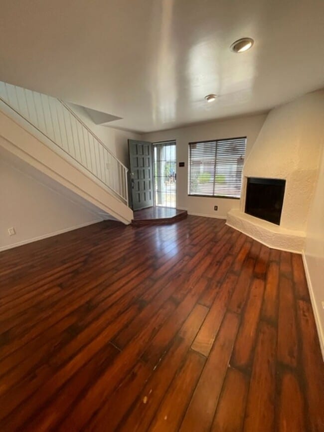 Building Photo - Old Town Scottsdale townhome- 2 bd 2 bath- W/D- Yard