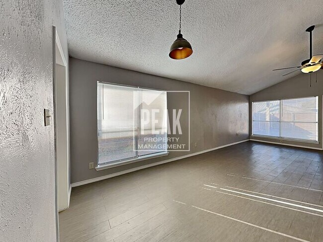 Building Photo - $1,475! 2/Bed1.5Bath duplex in Arlington!