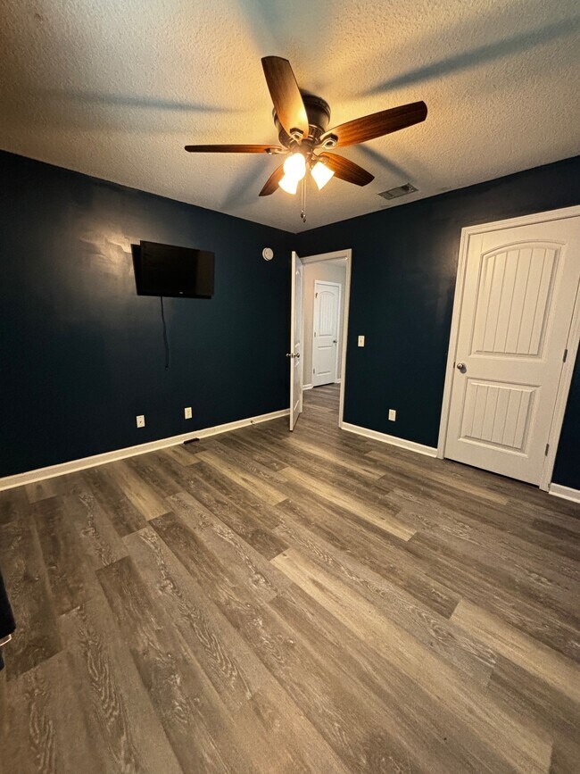 Building Photo - 653 Red Oak Ln