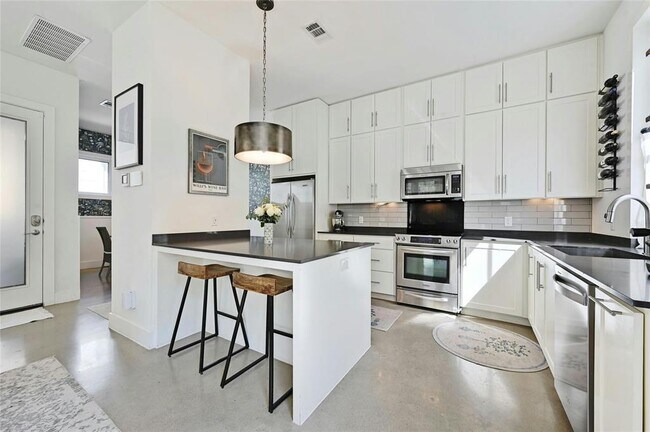 Building Photo - 708 Cardinal Ln