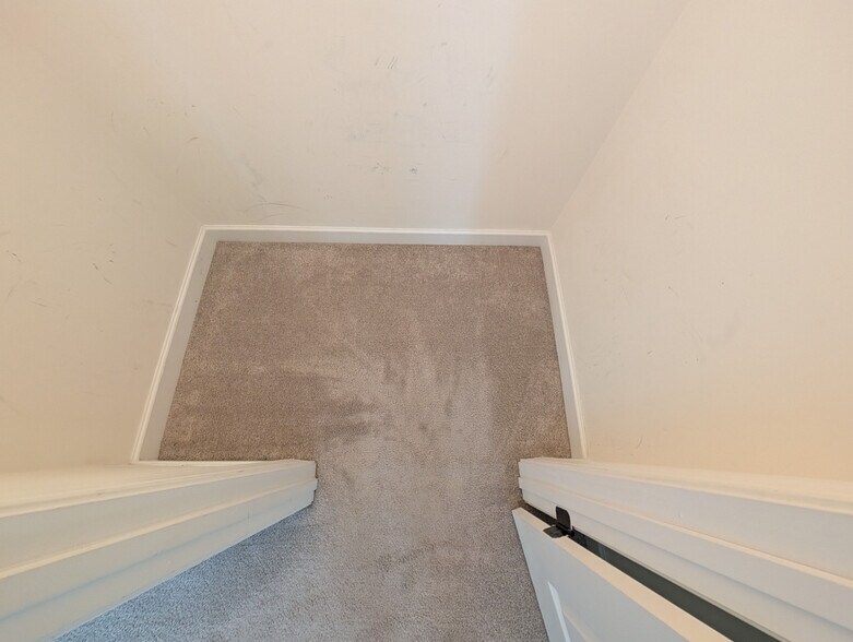 Building Photo - Room in House on Rupell Dr