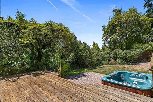 Building Photo - Large, Beautiful Upper Piedmont Home