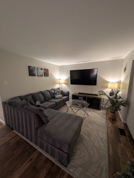 Building Photo - 456 Willow Ct