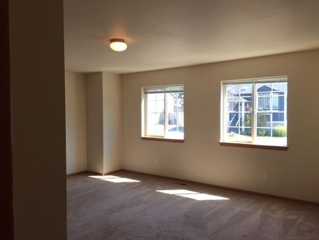 Building Photo - **$200 MOVE IN CREDIT if move in occurs pr...