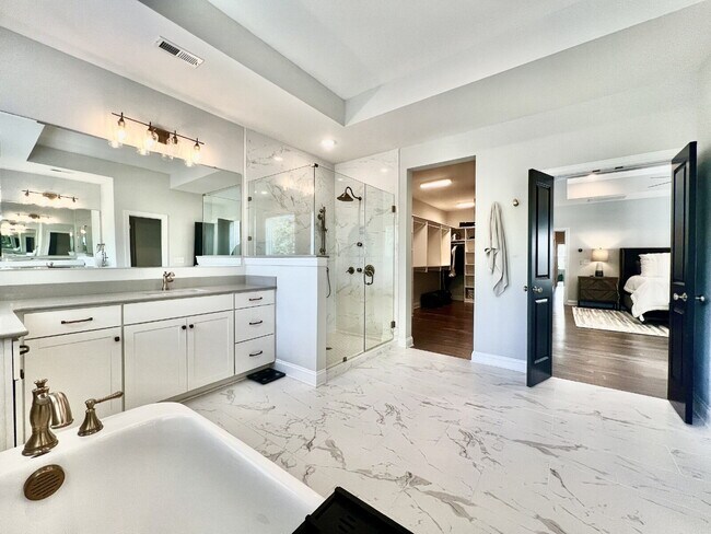 Building Photo - LUXURY TOWNHOME near Southend