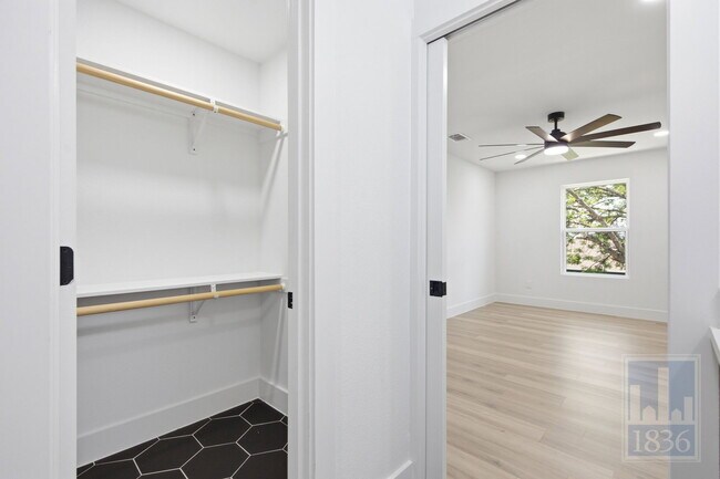 Building Photo - 3610 Alexandria Dr