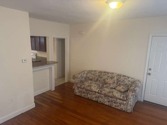 Building Photo - 293 School St