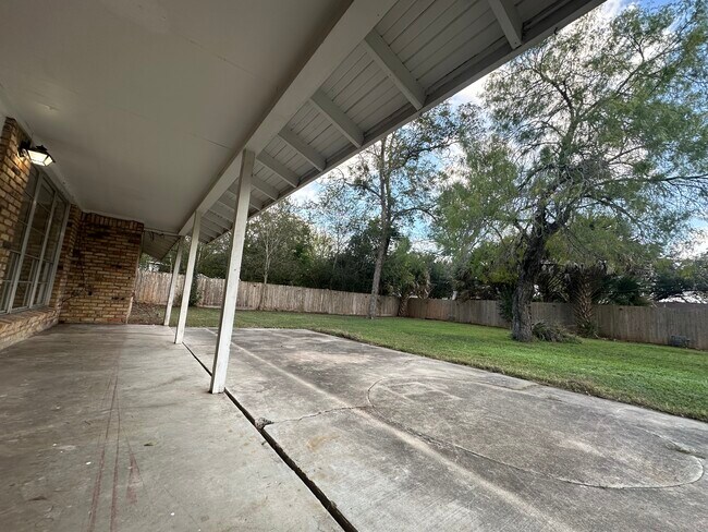 Building Photo - 711 E Locust Ave