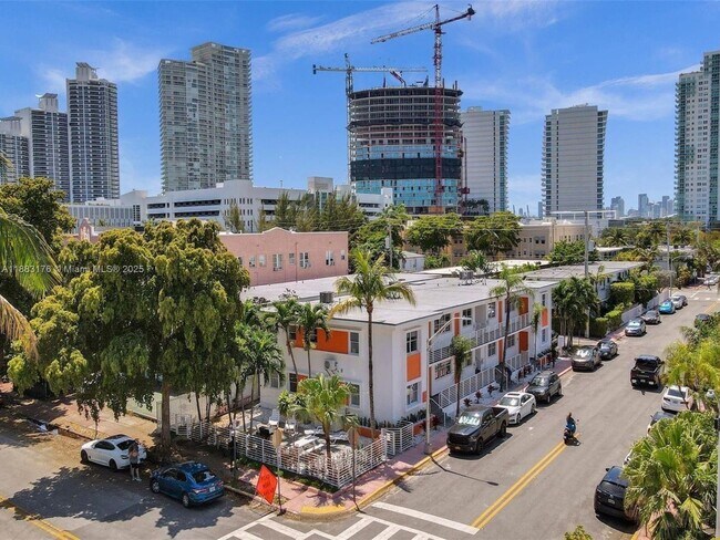 Building Photo - 1000 7th St