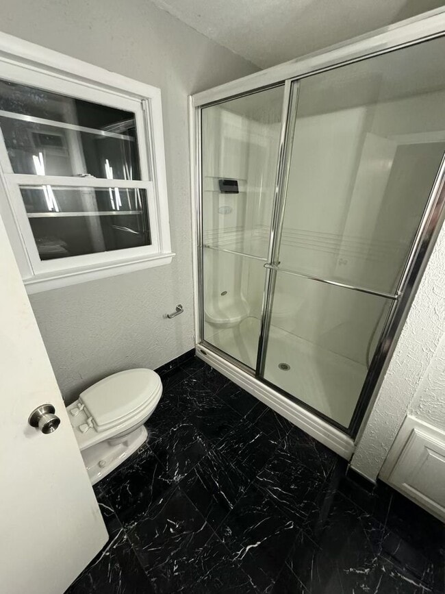 Building Photo - 2 bedroom/1 bathroom