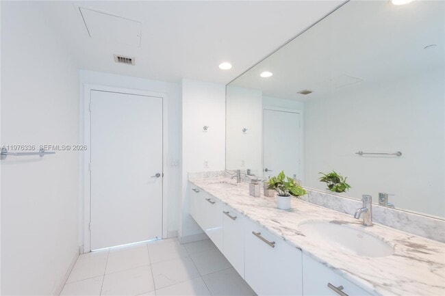 Building Photo - 500 Brickell Ave