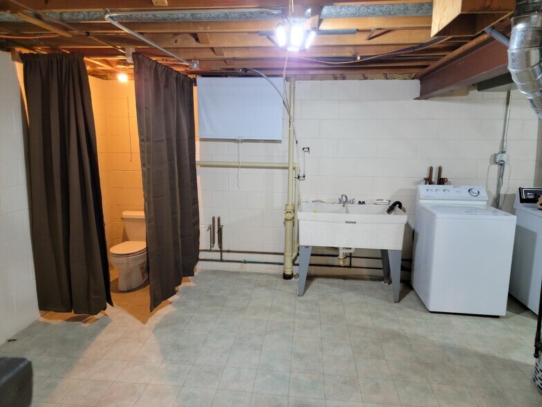 Basement with laundry & toilet 2 - 1479 Redfield St