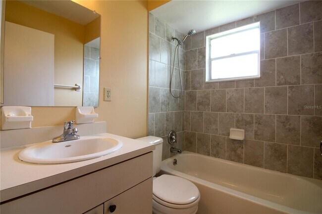 Building Photo - 754 Zella Ln