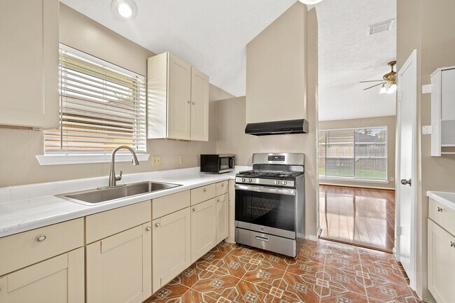Building Photo - 16019 Mission Village Dr