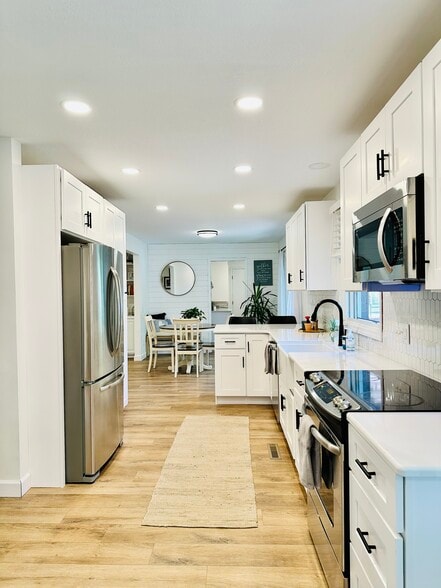 kitchen - 8 Applewood Ct W