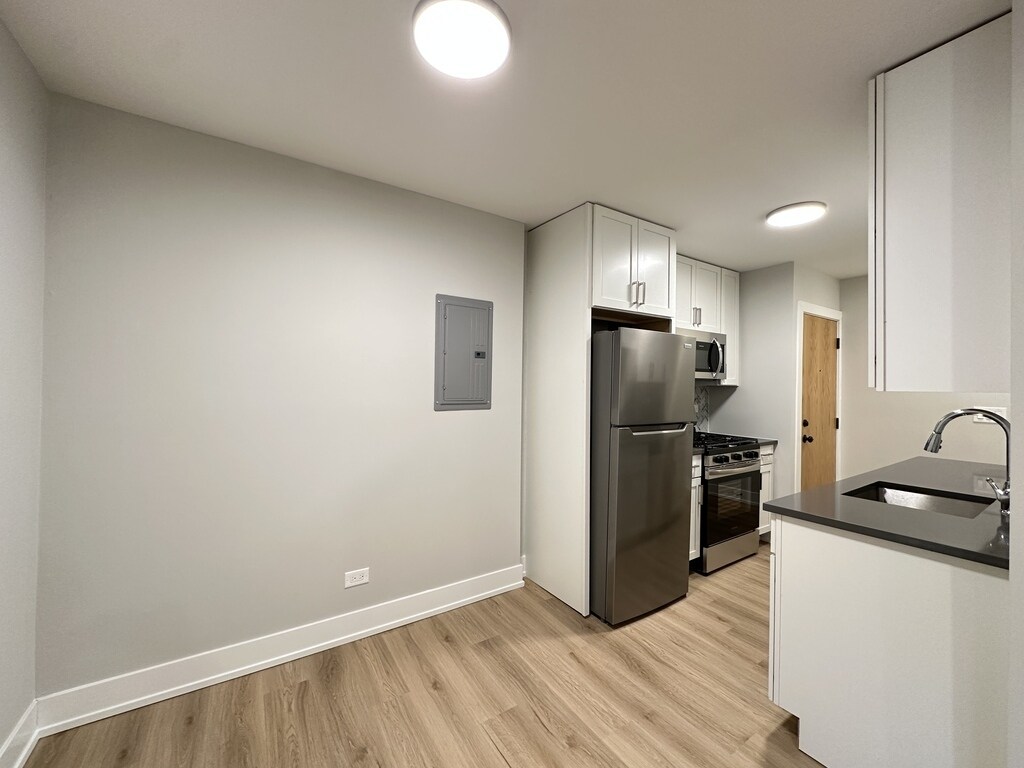 Building Photo - 531 W Aldine Ave