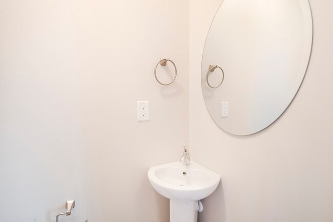 Building Photo - 512 Garrison Ct SW