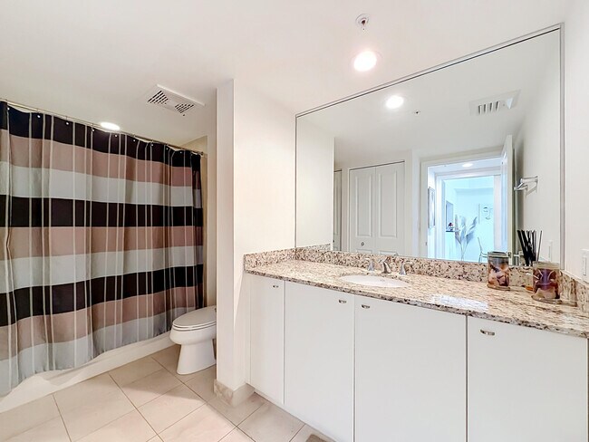 Building Photo - 610 W Las Olas Blvd