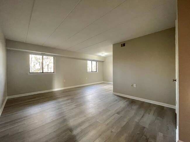 Primary Photo - Leesburg Condo: 2 BD / 1 FB new floors/pai...