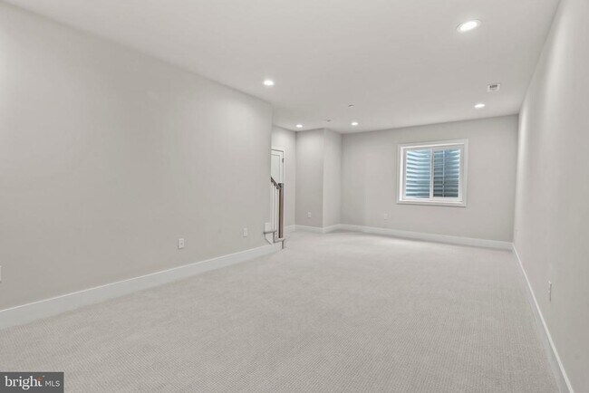 Building Photo - 701 Brewster Aly