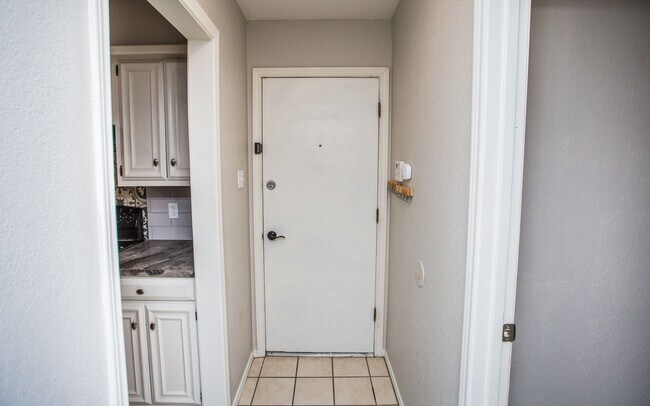 Building Photo - Available June 15th: Spacious 3 Bed, 2 Bath Ready for You!