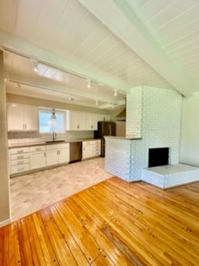 Building Photo - Beautiful Home in a Lovely Neighborhood! Available Spacious 2 Bedroom and Two Bathroom!