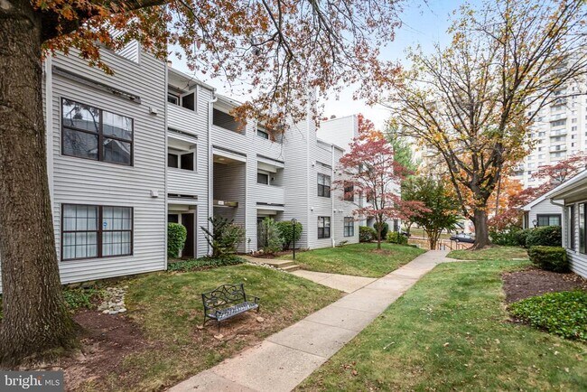 Building Photo - 1603 Carriage House Terrace