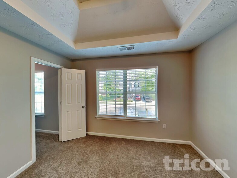 Building Photo - 2578 S Hills