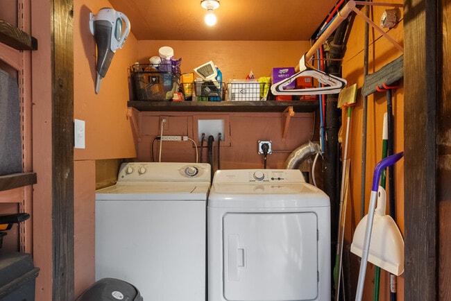 Building Photo - 706 1/2 E 53rd 1/2 St