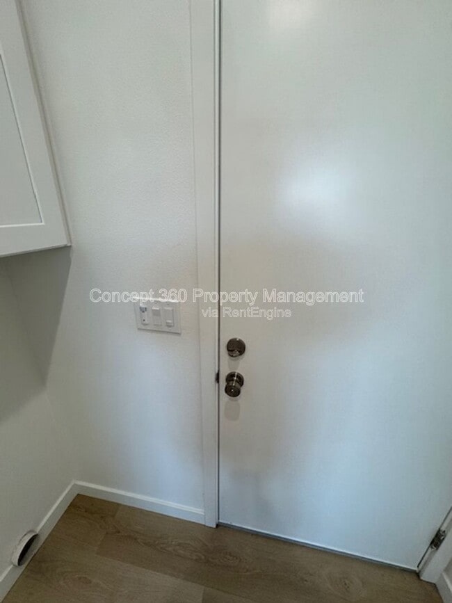 Building Photo - 6168 Briercrest Ave