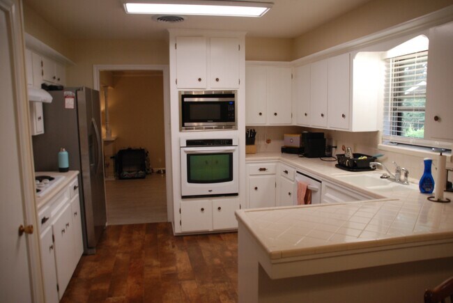 Building Photo - 6543 Kury Ln