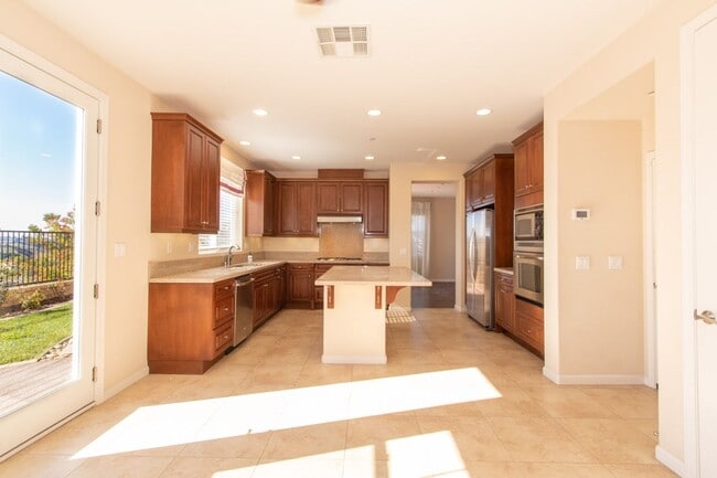 Building Photo - 4 Bed / 2.5 Bath Home with Premium Panoram...