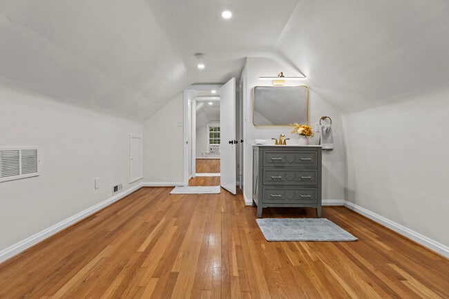 Building Photo - 549 Claymont Dr