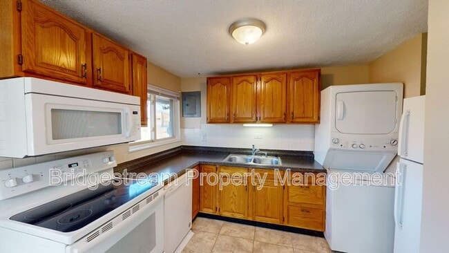 Building Photo - 4451 Mahler Dr