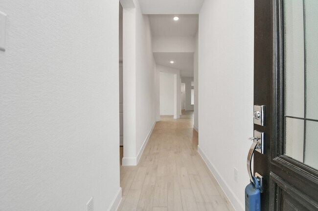 Building Photo - 211 Amaranth Wy