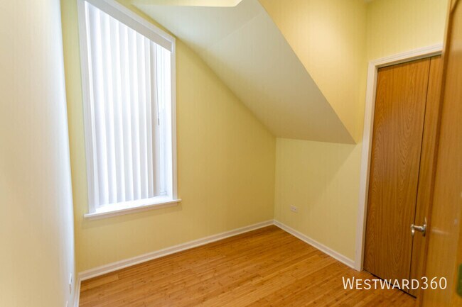 Building Photo - 1546 N Mohawk St