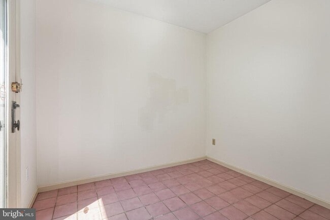 Building Photo - 224 Crescent Dr