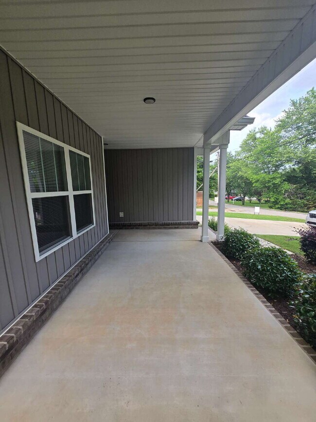 Building Photo - Charming 3-Bedroom Retreat Near Hamilton Place