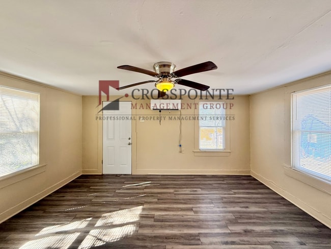 Building Photo - Bow St Triplex