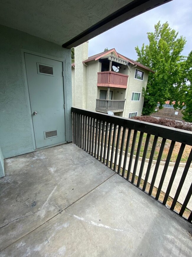 Building Photo - Beautiful Two Bedroom Two Bathroom Condo W/ Balcony & In Unit Laundry!