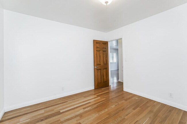 Building Photo - 432 33rd St